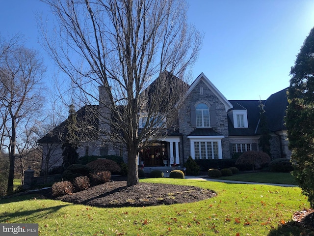 view of front of home featuring a front yard