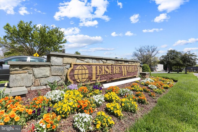 community sign featuring a yard