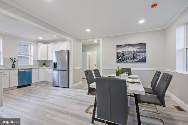 dining space featuring crown molding, recessed lighting, visible vents, light wood-style floors, and baseboards