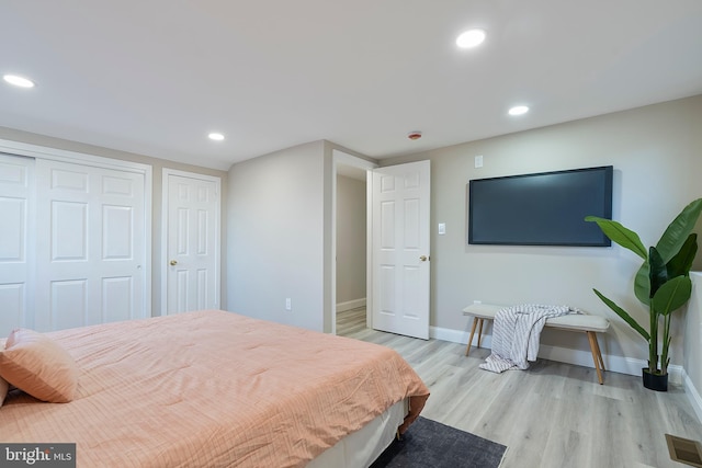 bedroom featuring recessed lighting, baseboards, visible vents, and light wood finished floors