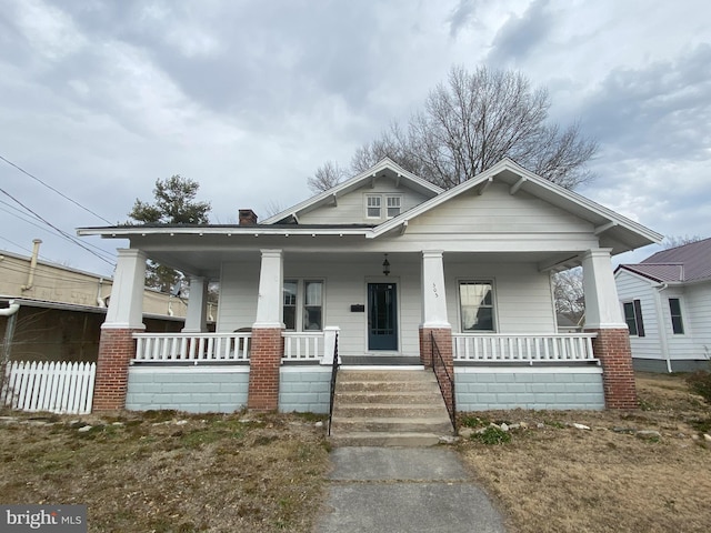 view of front of property featuring a porch