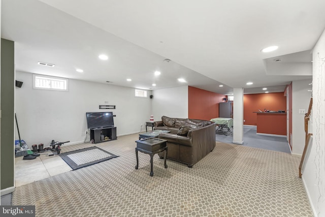 living area featuring baseboards, visible vents, carpet flooring, and recessed lighting