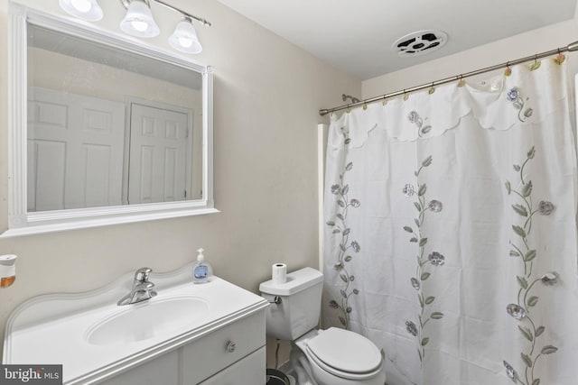 full bathroom with curtained shower, visible vents, vanity, and toilet