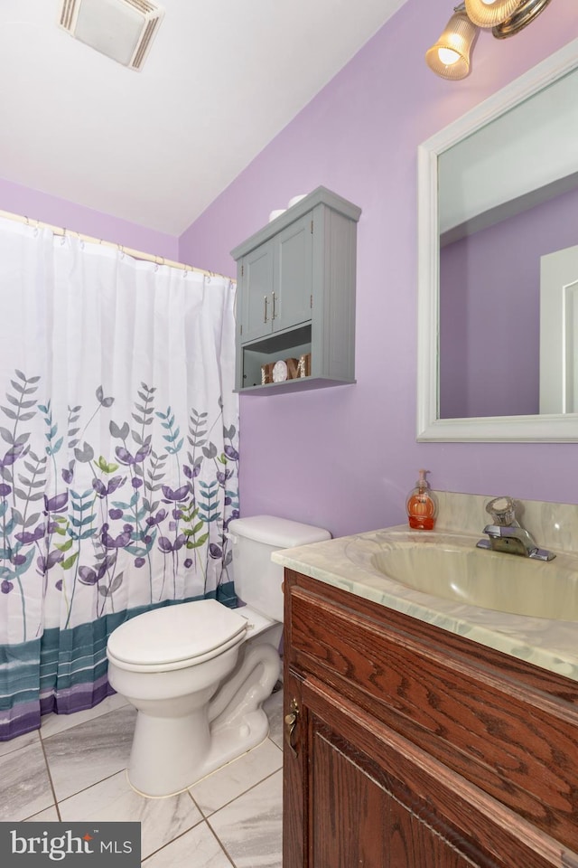 bathroom featuring a shower with curtain, visible vents, vanity, and toilet