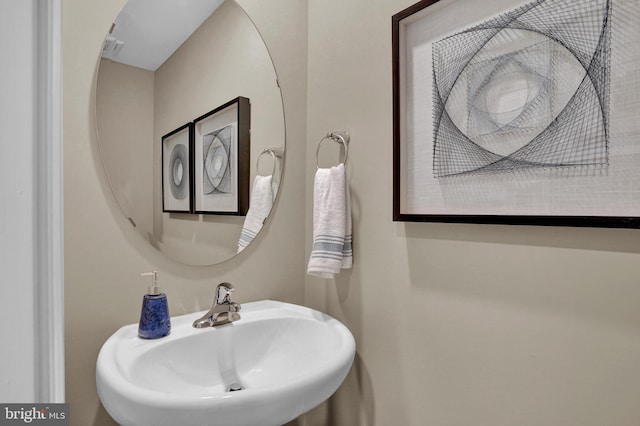 bathroom featuring a sink