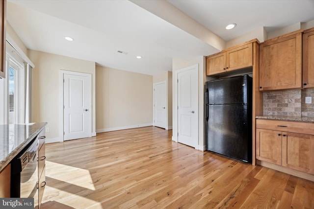 kitchen with tasteful backsplash, visible vents, baseboards, light wood-style floors, and black appliances