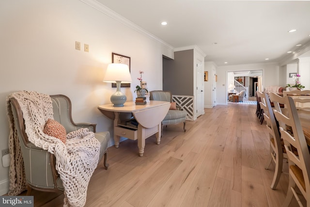 living area with recessed lighting, crown molding, light wood-style flooring, and baseboards