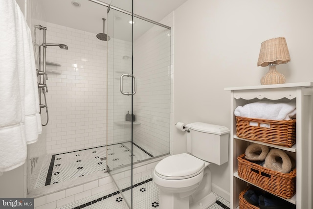 full bathroom featuring a shower stall, toilet, and baseboards