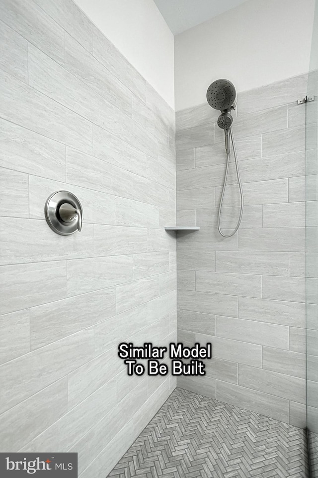 bathroom featuring a tile shower