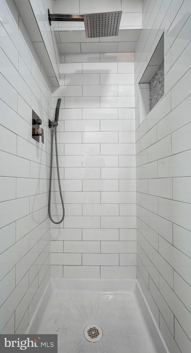 bathroom featuring a tile shower