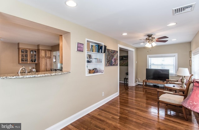 living room with baseboards, visible vents, a ceiling fan, wood finished floors, and recessed lighting