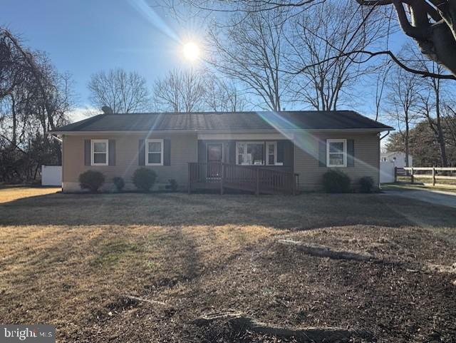 single story home with a front yard