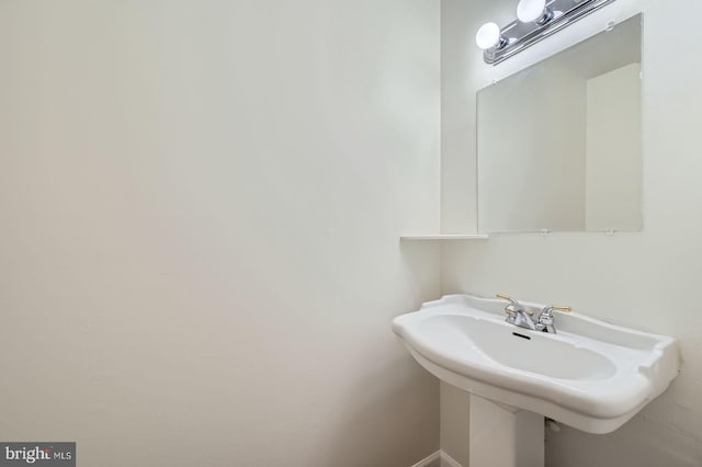 bathroom featuring a sink