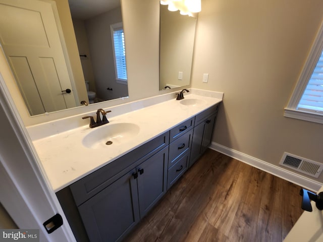 full bathroom featuring baseboards, visible vents, a sink, and toilet