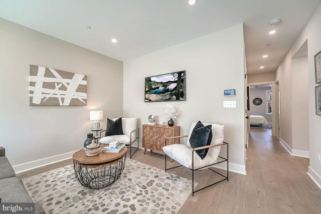 living area featuring recessed lighting, wood finished floors, and baseboards