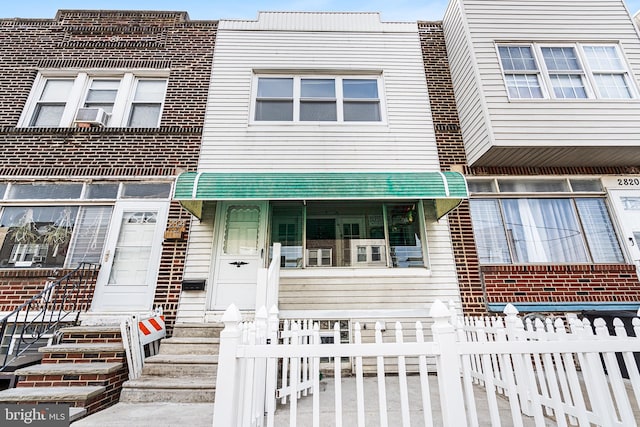 townhome / multi-family property featuring a fenced front yard