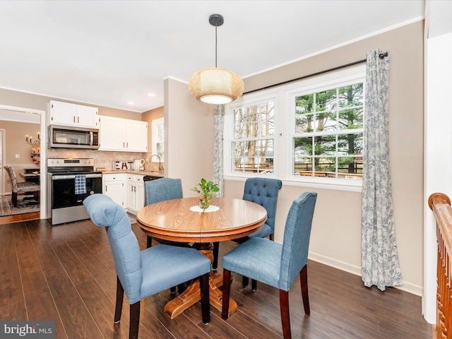 dining area featuring ornamental molding, dark wood-style flooring, recessed lighting, and baseboards