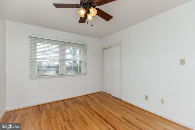 unfurnished room featuring light wood-style flooring, baseboards, and a ceiling fan