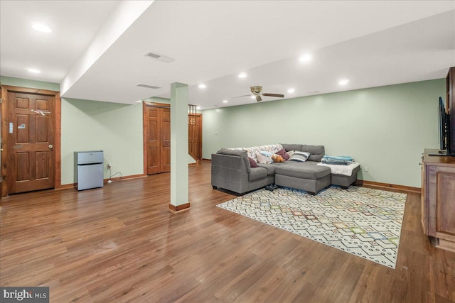 living room featuring recessed lighting, visible vents, baseboards, and wood finished floors