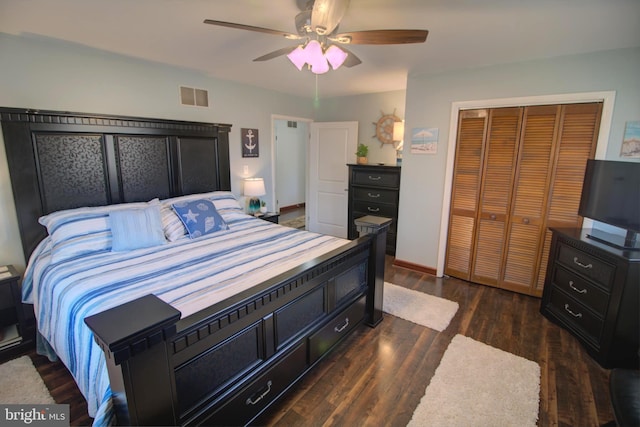 bedroom with ceiling fan, dark wood-type flooring, visible vents, baseboards, and a closet