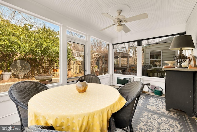 sunroom / solarium featuring a ceiling fan