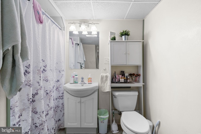 full bath featuring curtained shower, toilet, and vanity