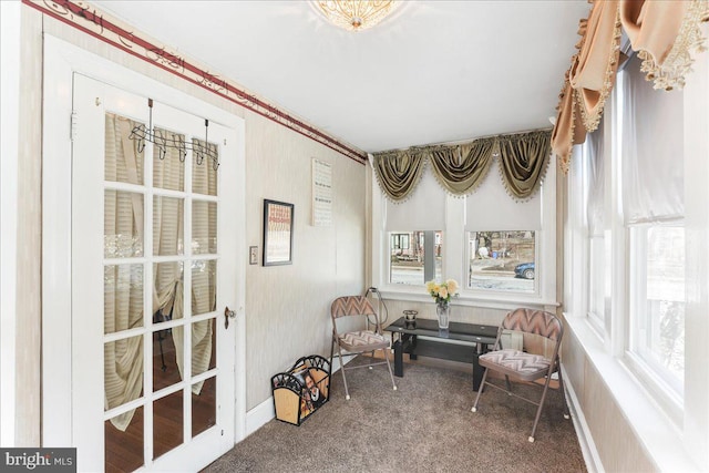 living area featuring carpet and baseboards