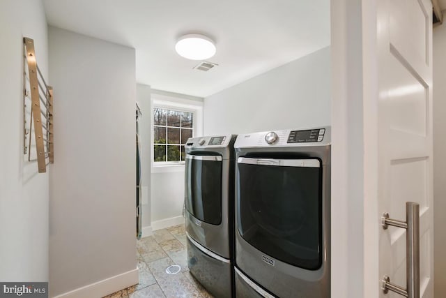 laundry room featuring visible vents, independent washer and dryer, and baseboards