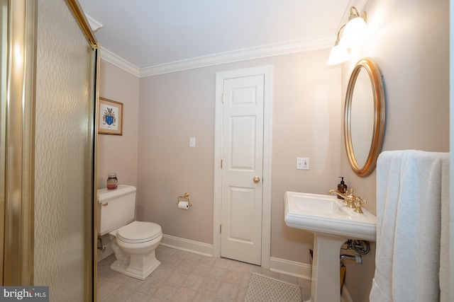 bathroom with ornamental molding, a sink, toilet, and baseboards