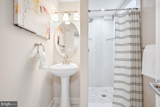 full bath with baseboards and a shower with shower curtain