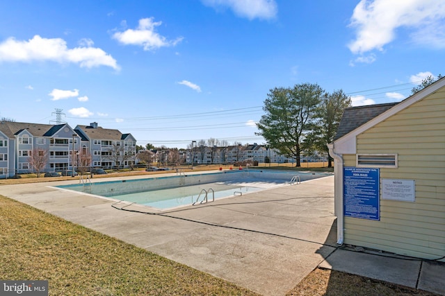 view of swimming pool