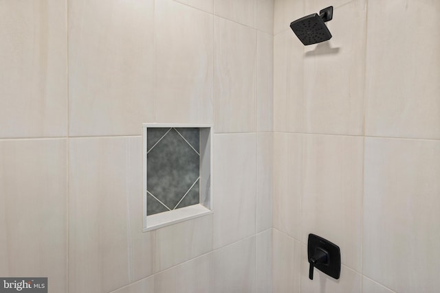 room details featuring a tile shower