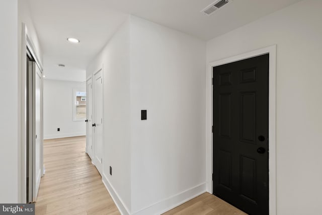 entryway with light wood finished floors, visible vents, recessed lighting, and baseboards