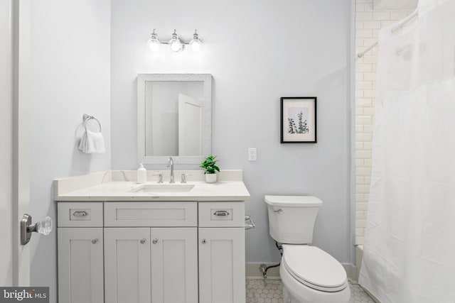 full bath with shower / tub combo with curtain, toilet, vanity, tile patterned flooring, and baseboards