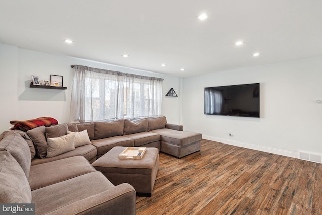 living room featuring baseboards, visible vents, wood finished floors, and recessed lighting