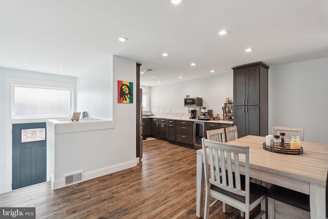 dining space with beverage cooler, baseboards, visible vents, dark wood-type flooring, and recessed lighting