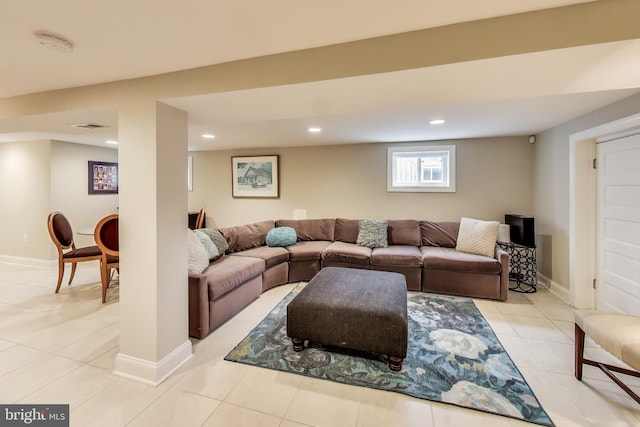 living room featuring recessed lighting, visible vents, and baseboards