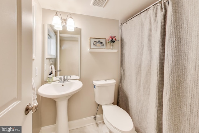 bathroom with a shower with shower curtain, visible vents, baseboards, and toilet