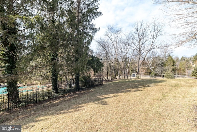 view of yard featuring fence and a fenced in pool