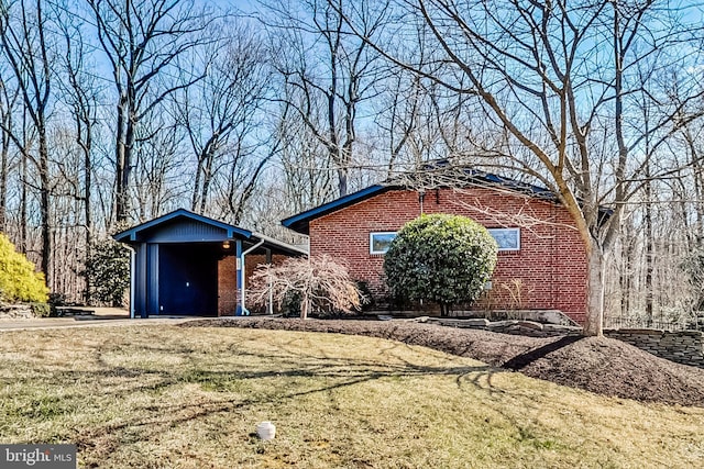 view of front of house featuring brick siding and a front lawn