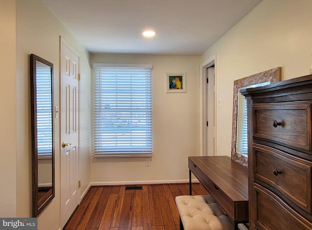 entryway featuring dark wood-style floors, visible vents, and baseboards