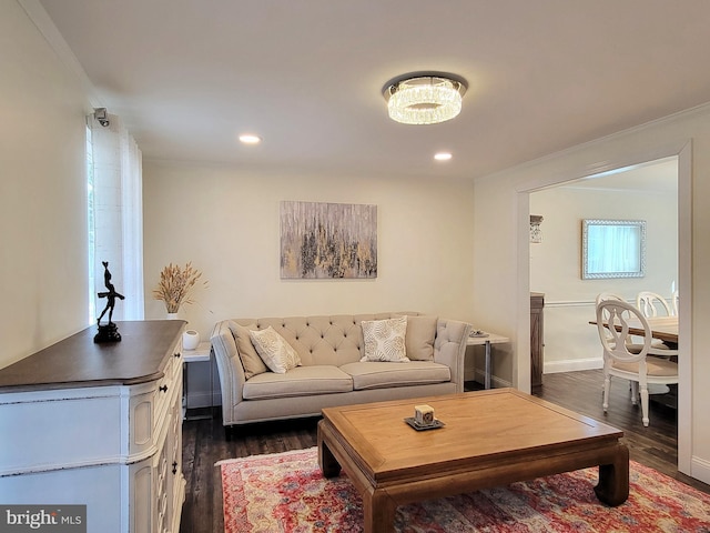 living area with dark wood-style floors, recessed lighting, crown molding, and baseboards