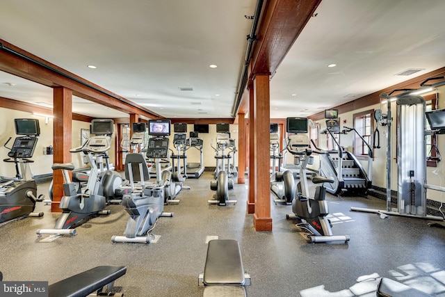 exercise room with visible vents, recessed lighting, and baseboards