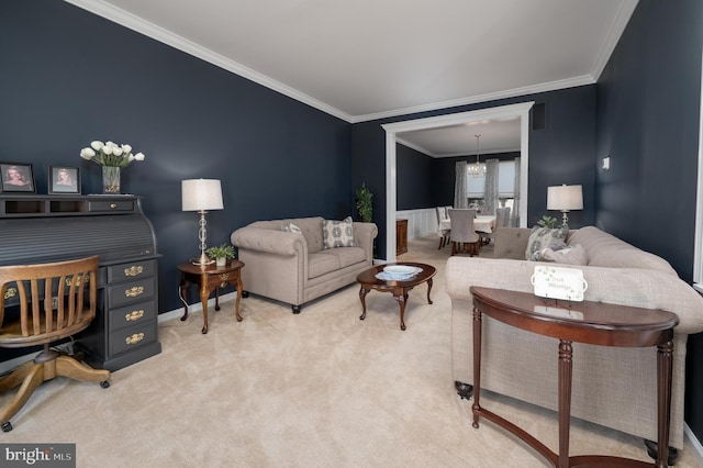 living room with light carpet, an inviting chandelier, visible vents, and crown molding