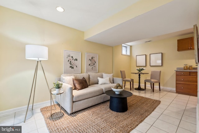 living room featuring recessed lighting, light tile patterned flooring, visible vents, and baseboards