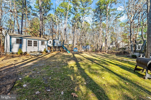 view of yard featuring fence and an outbuilding