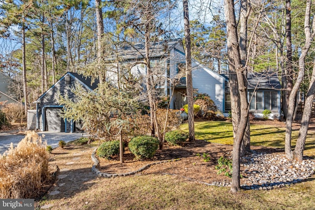 view of front facade with driveway and a front lawn