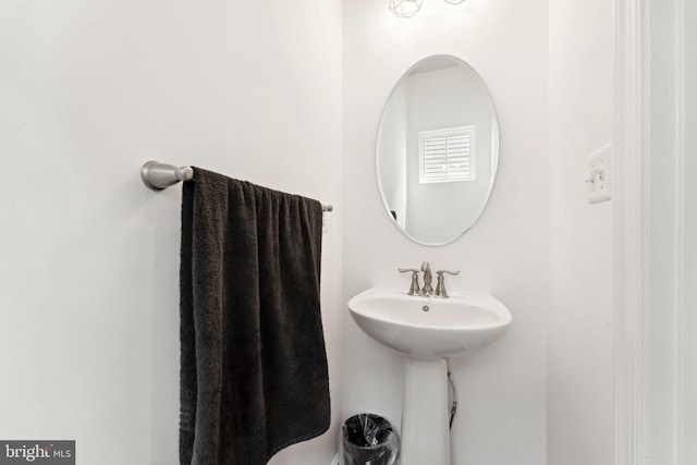 bathroom featuring a sink