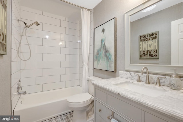 full bath featuring shower / tub combo with curtain, vanity, and toilet