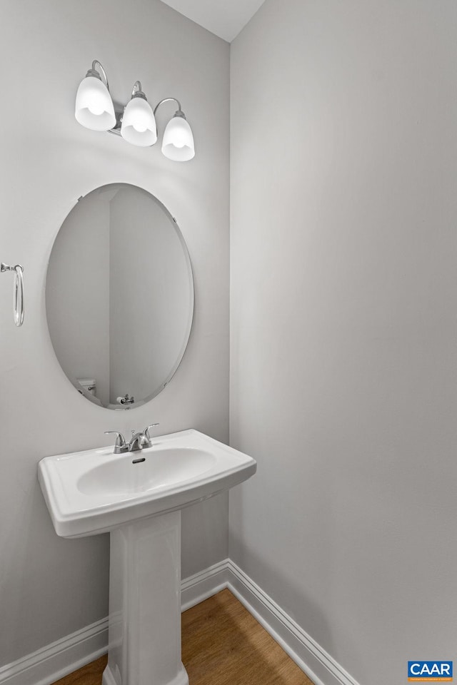 bathroom featuring wood finished floors and baseboards